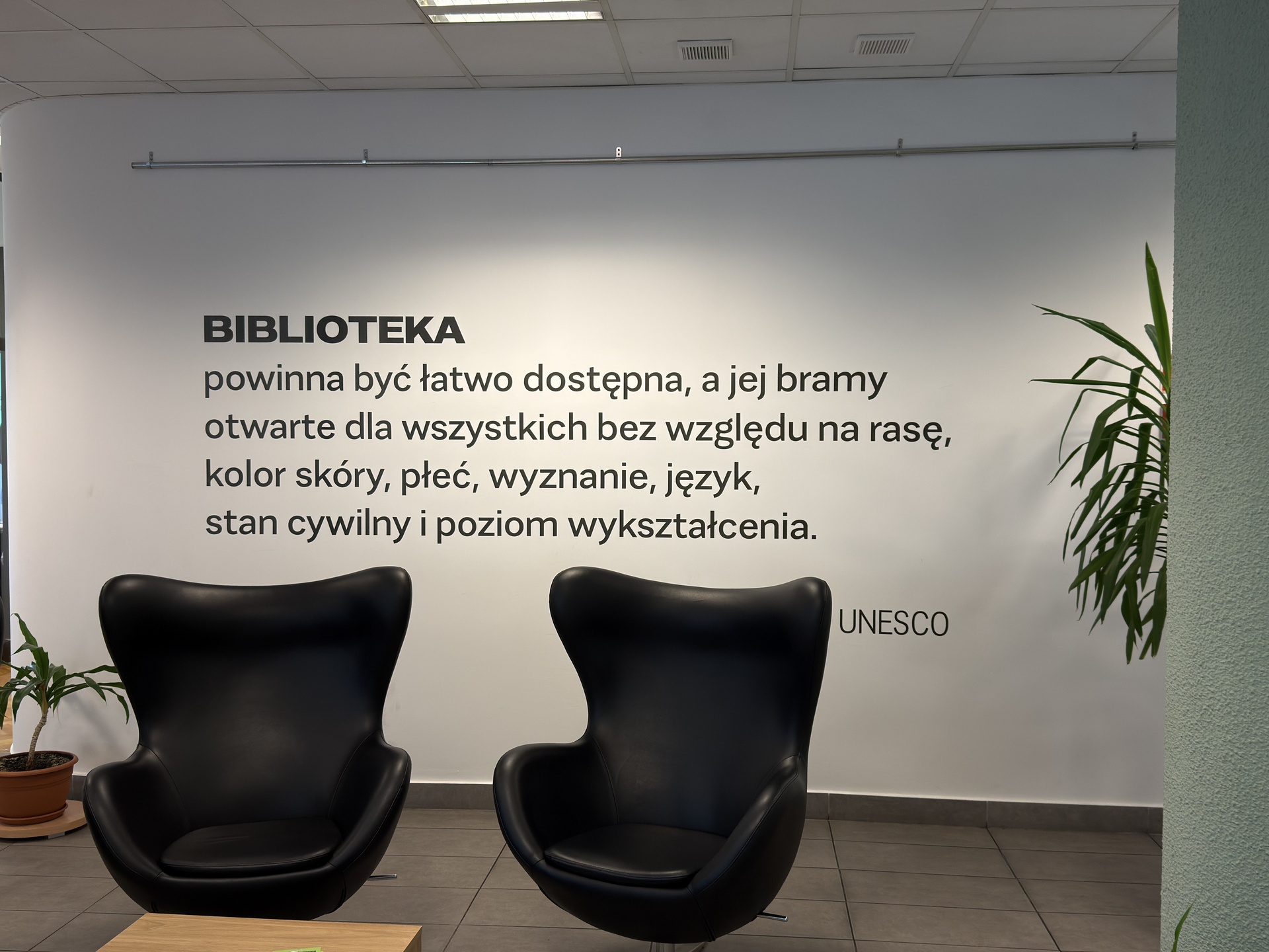 Druk ścienny, napis w bibliotece w Rybniku