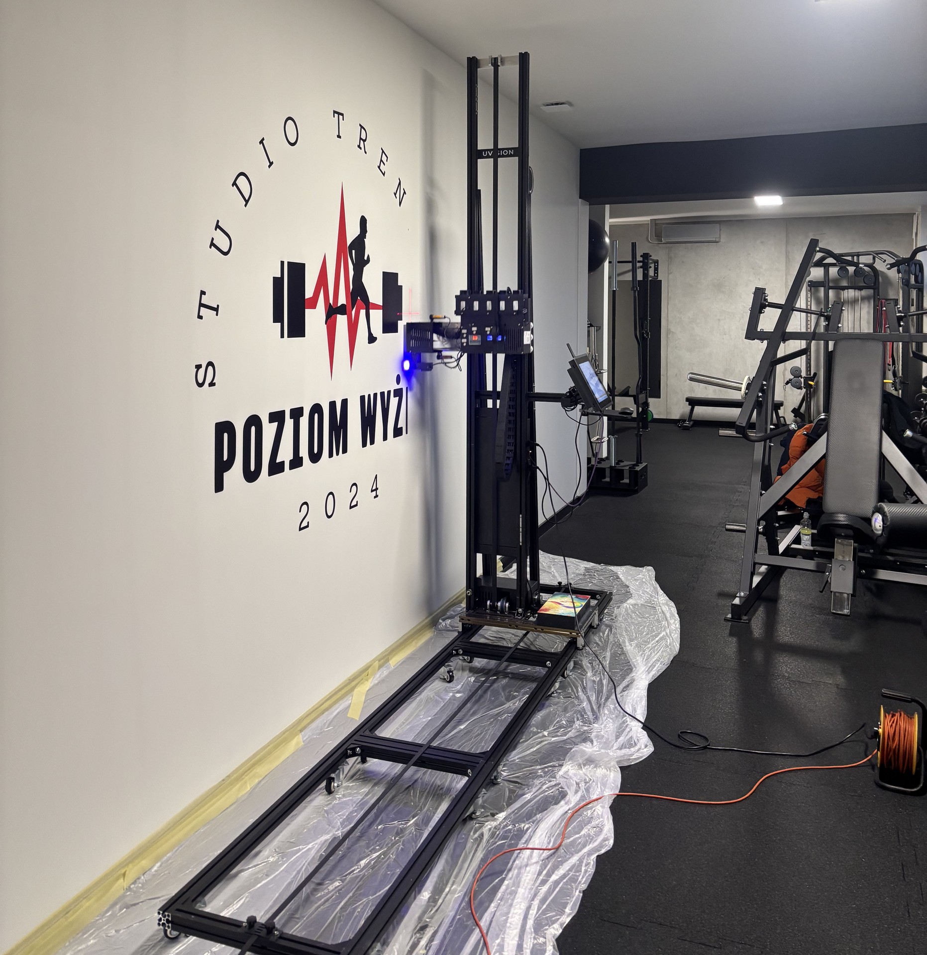 Druk ścienny na siłowni - Katowice