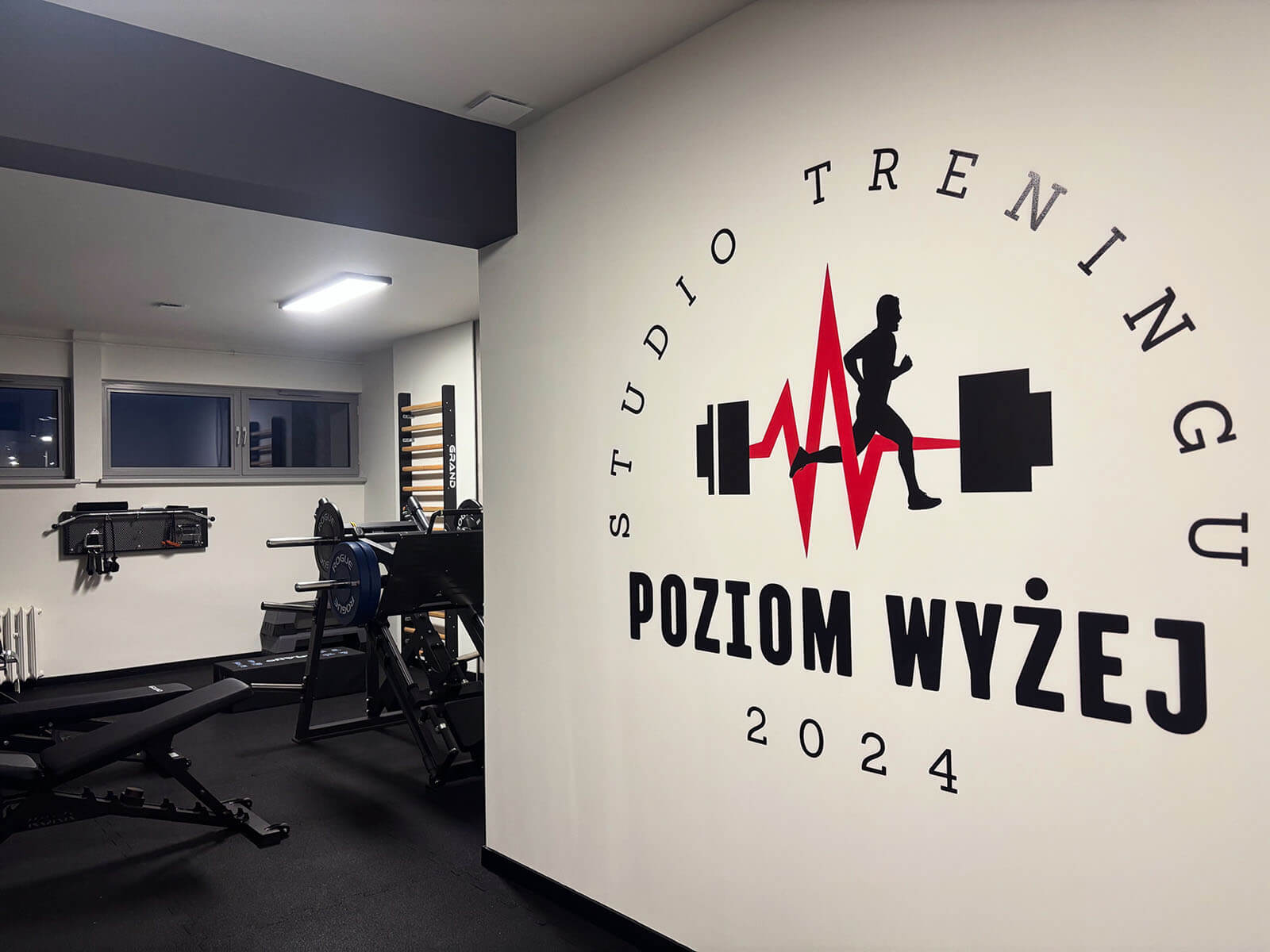 Druk ścienny logo siłownia Gliwice
