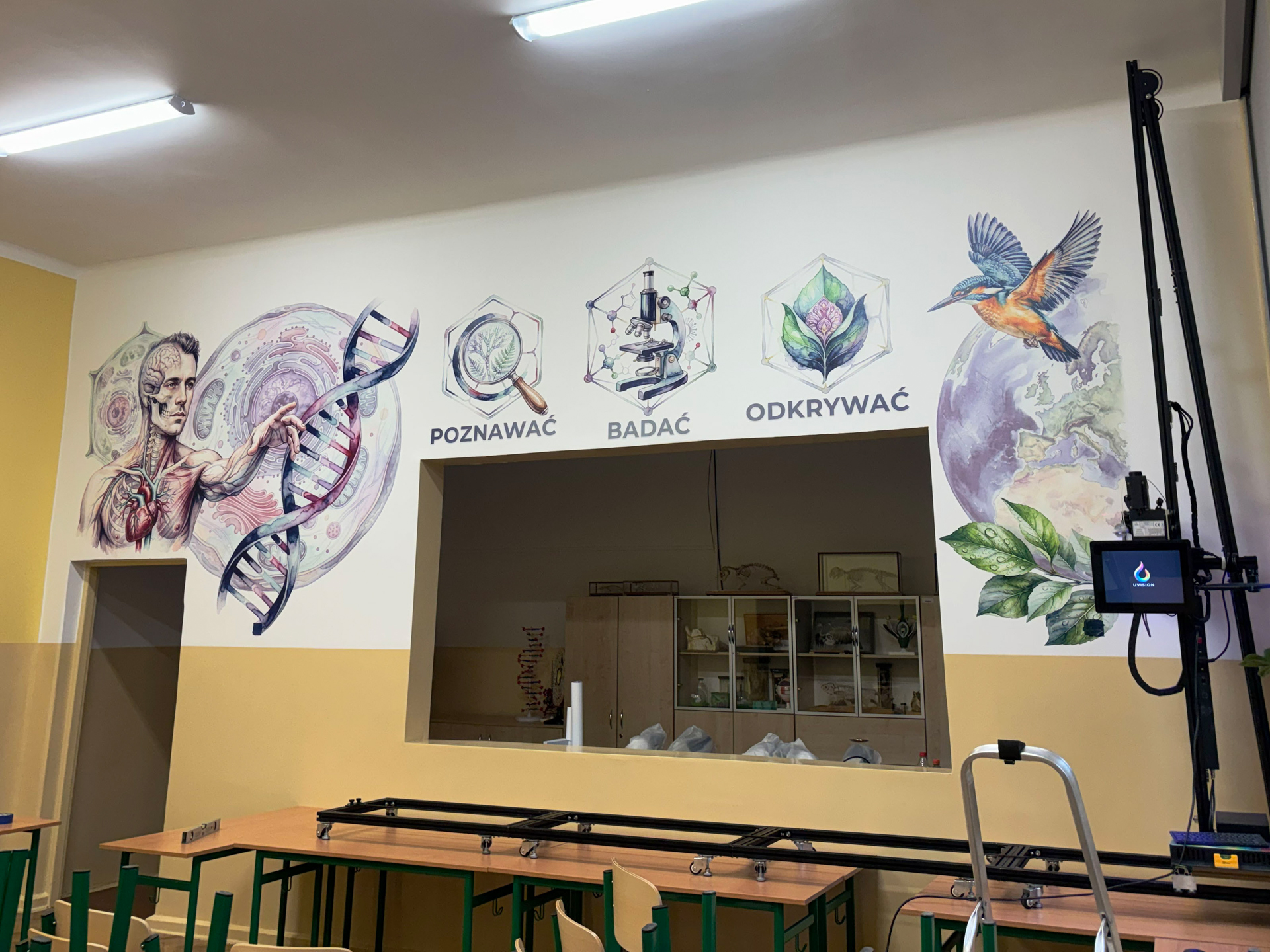 Logo na tynku glinianym w restauracji - druk ścienny, Warszawa